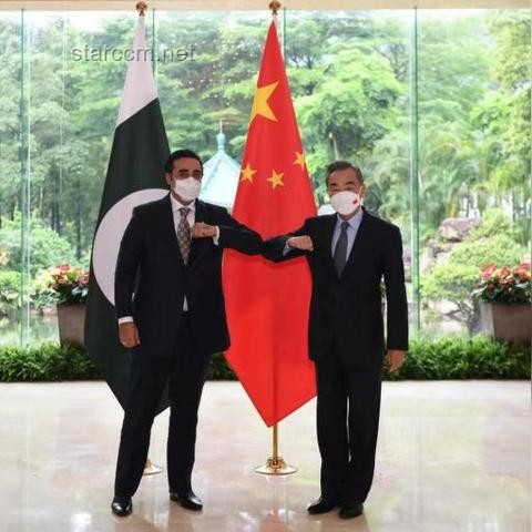 **“宝，你要让男人有失去感”VS“平等相待，共同成长”：情感策略对比分析**